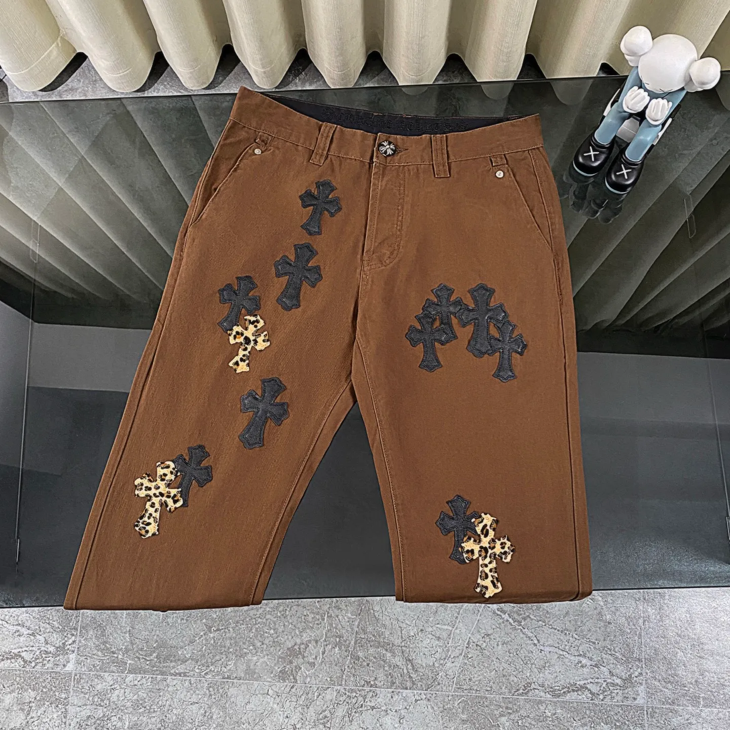 P260 chrome hearts chrome hearts personalized leopard print cross patch leather earthy brown jeans vi Top heavy industry fashionable design] Consistent high street luxury style creation. Speaking of this style, the Zangyin family and GU family are definitely the leading representative brands. Especially the Zangyin family has really achieved a state-of-the-art effect in creating high street style. The unique washed material is used to create this style. The color system is quite eye-catching. After it is decorated with patchwork cross flowers, it cleverly highlights the charm of the brand. Secondly, this style uses classic The classic high-waist cutting design highlights the long legs and fashionable temperament of the upper body. The brand is highly recognizable and the slim fit configuration is more suitable for daily wear. It is a product that interprets personality, fashion, and specifications at a glance. This single product is enough to make any fan excited. It can be a white T-shirt for youthful preppy style, or a tight suspender for lady style. It has strong matching ability and can be easily controlled by men.  [Materials and craftsmanship] Needless to say, this point goes without saying. As an excellent craftsman brand, Zangyin’s requirements for details and craftsmanship are really perfect. The washed color of this model has gone through so many processes, not to mention the embellishment of denim appliques. It is also purely hand-made and sewn. Just like what they believe in, only hand-made things have soul and have the meaning of wear. A top-notch heavy-duty fashionable denim item, I look forward to your perfect interpretation! !  Size:28-36